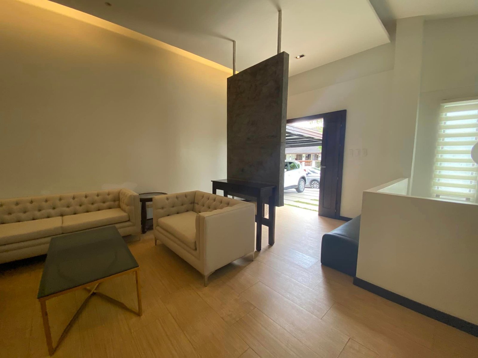 399279230_10231049187117422_4762825027388580194_n Interior of the 4-bedroom house for rent in Cebu
