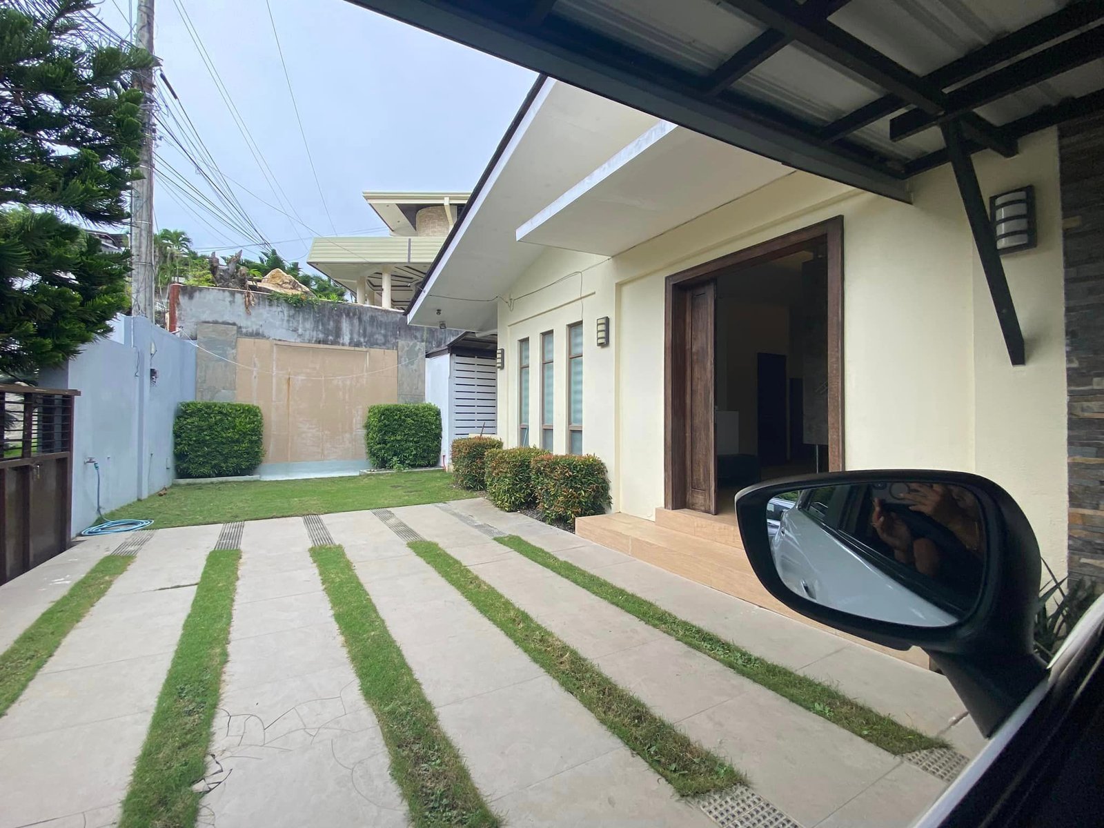 399495325_10231049189237475_2238539348866391102_n 4-bedroom house for rent in Cebu – Talamban