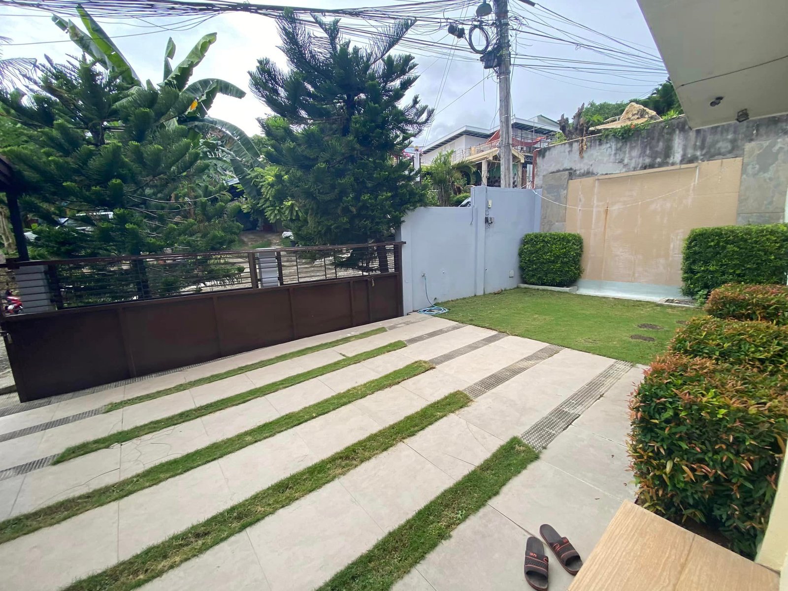 399526388_10231049187997444_2385386684914484412_n Balcony view of the 4-bedroom house for rent in Cebu