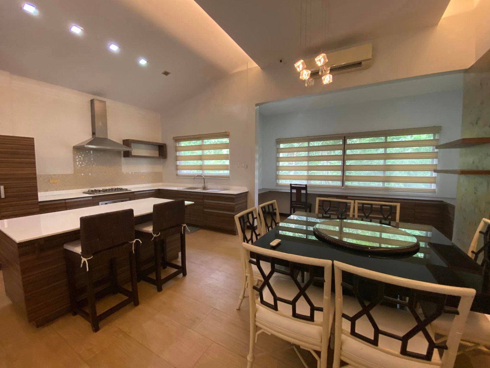 399535718_10231049186997419_6543451211957026496_n Amenities of the 4-bedroom house for rent in Cebu