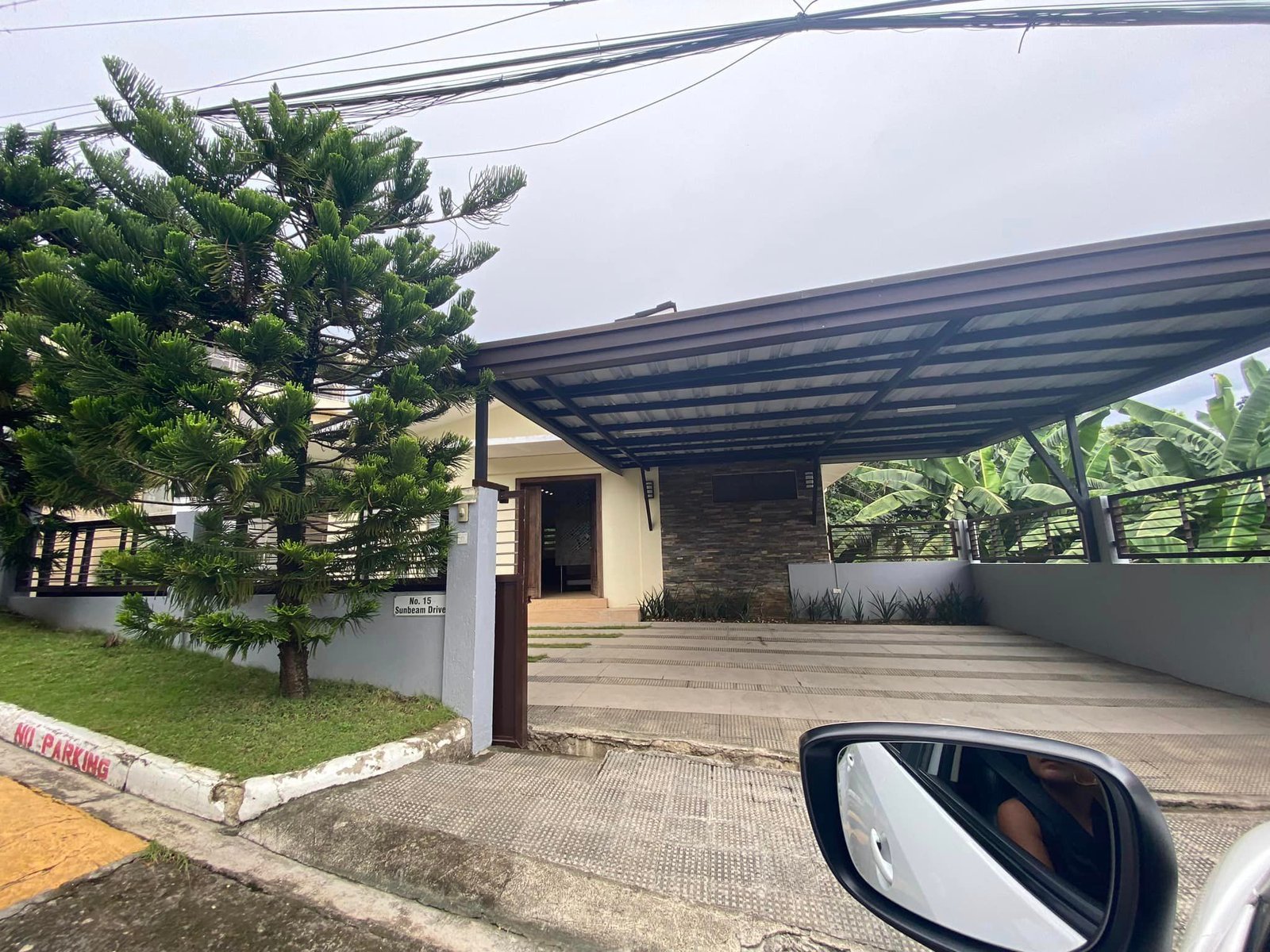 400302581_10231049187237425_4559958092302601990_n Interior of the 4-bedroom house for rent in Cebu