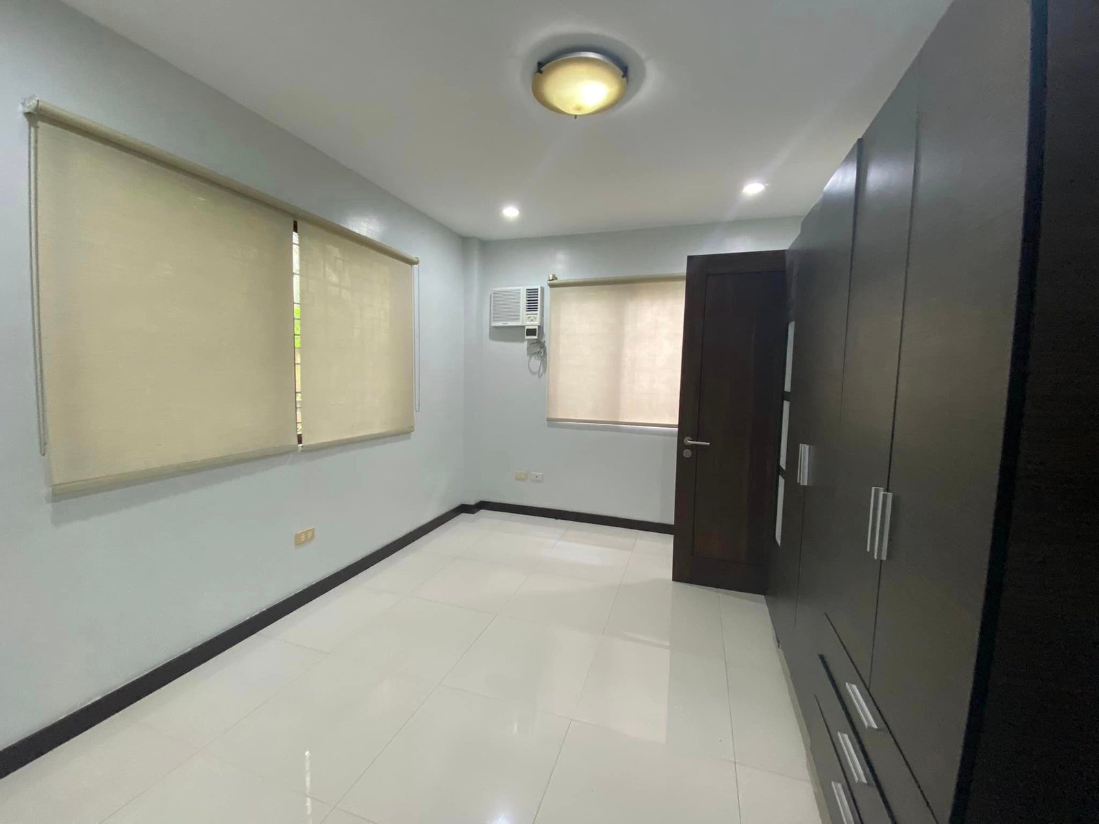 400352727_10231049187677436_6392591184145001604_n Kitchen of the 4-bedroom house for rent in Cebu