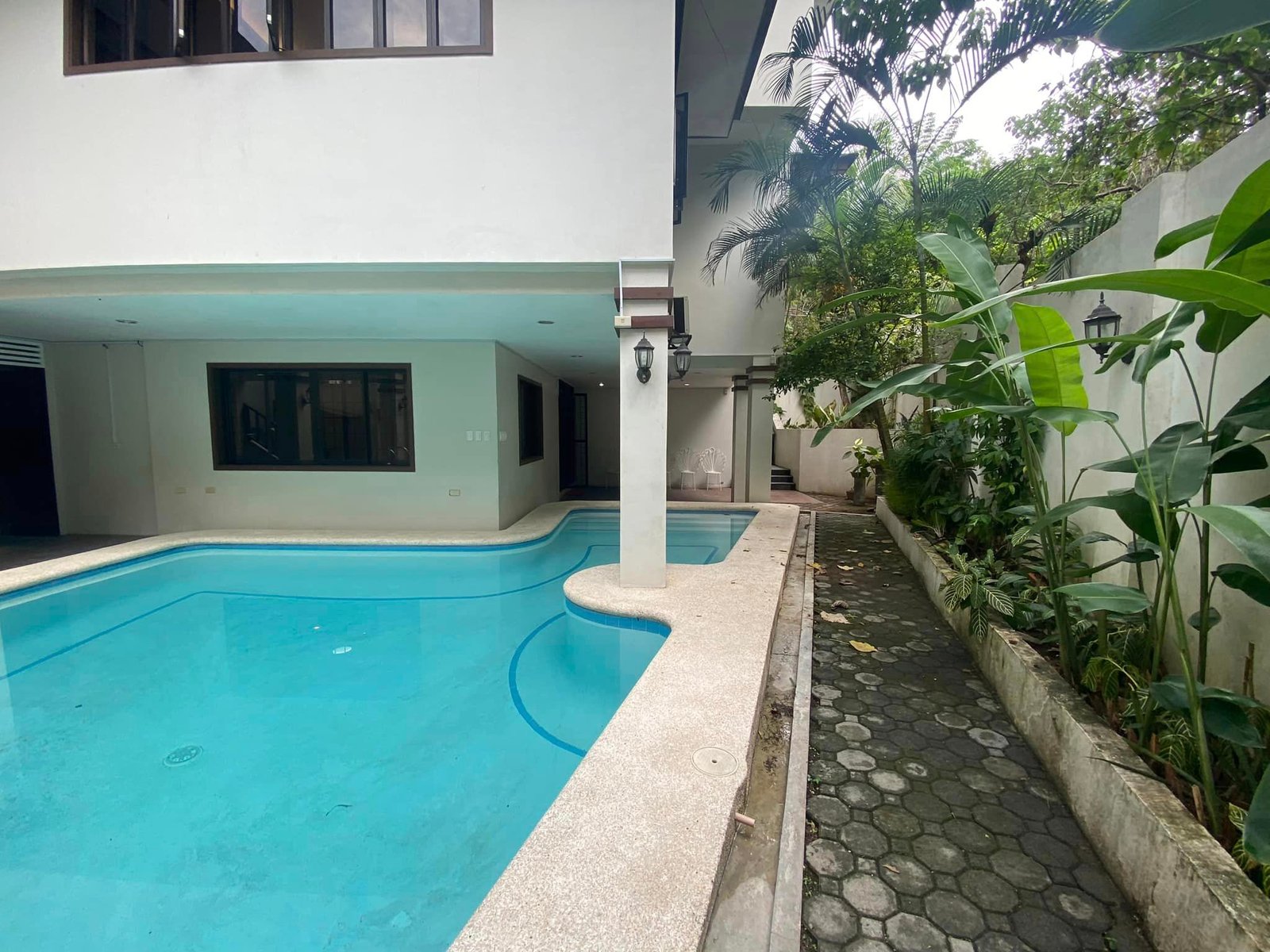 i14 Interior of the 4-bedroom house for rent in Cebu City