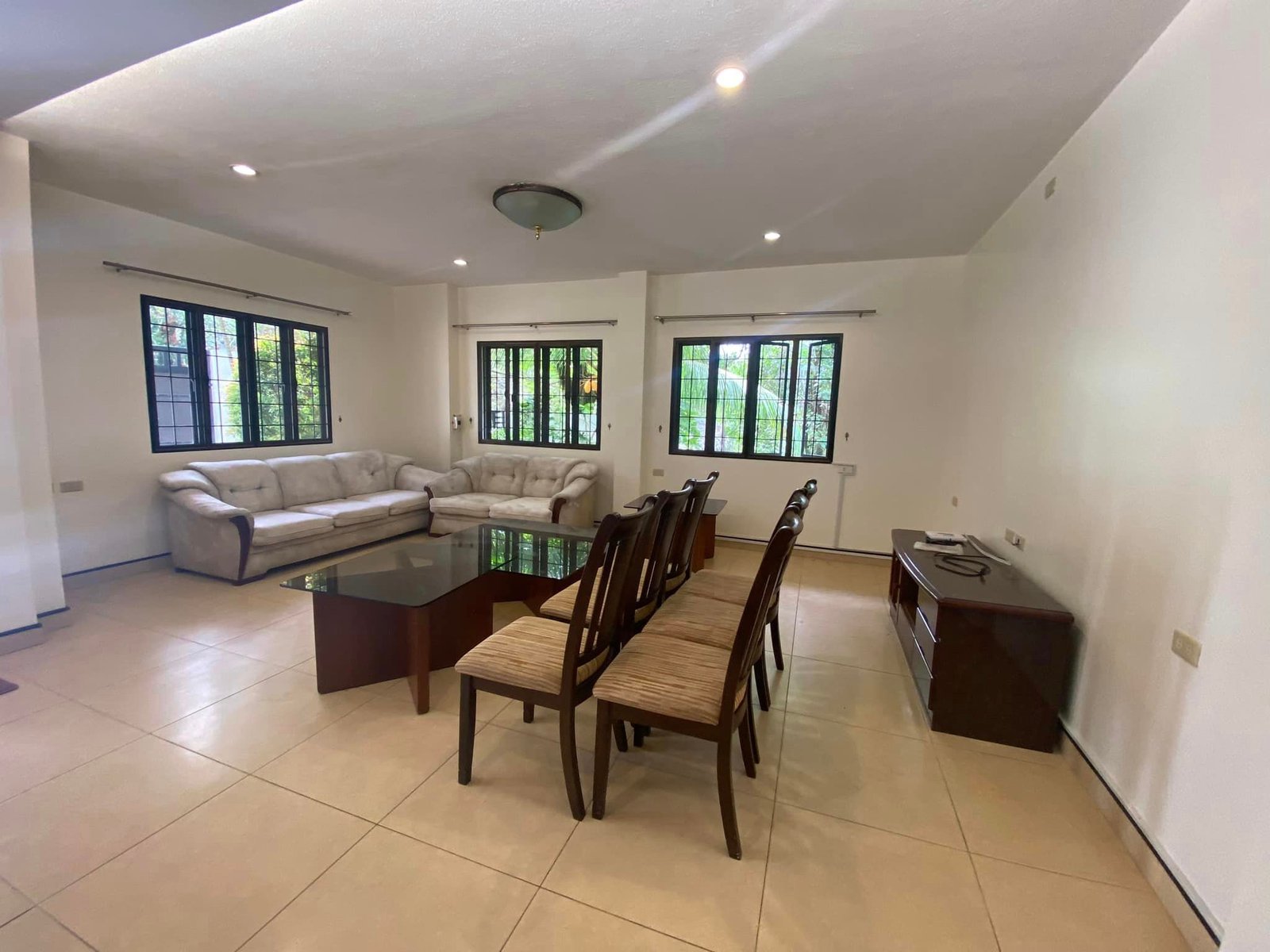 i6 Exterior view of the 4-bedroom house for rent in Cebu City